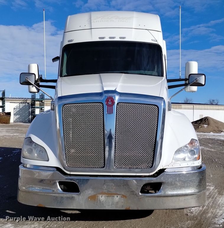 image for item DT2244 2016 Kenworth T680 semi truck