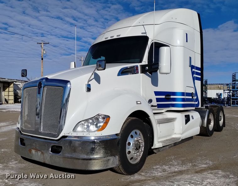 image for item DT2244 2016 Kenworth T680 semi truck