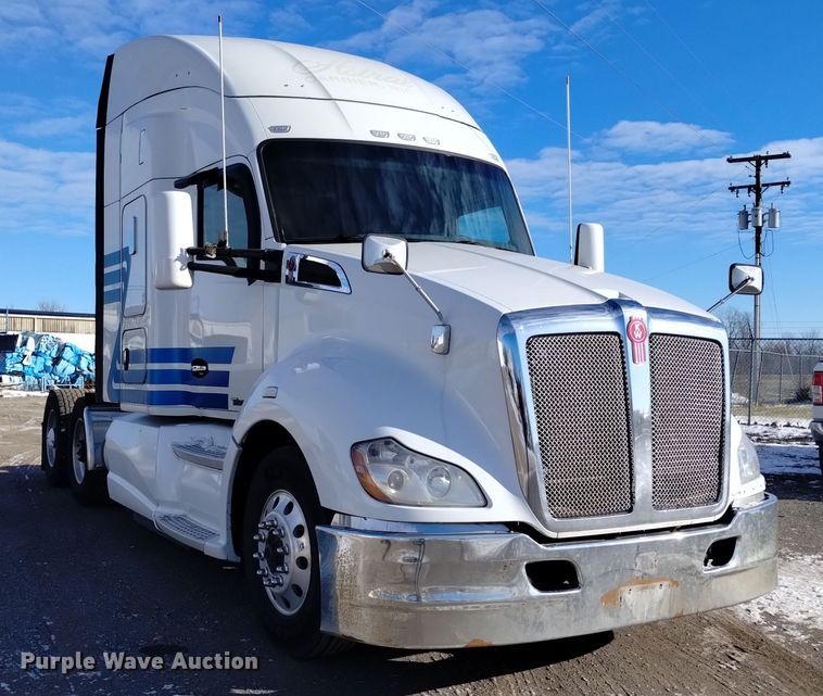 image for item DT2244 2016 Kenworth T680 semi truck