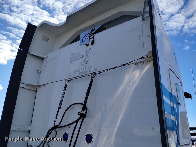 image for item DT2244 2016 Kenworth T680 semi truck