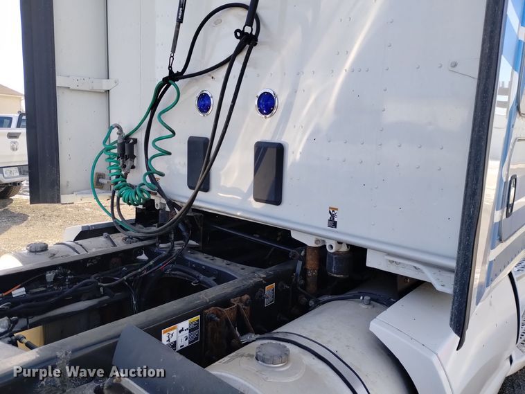 image for item DT2244 2016 Kenworth T680 semi truck