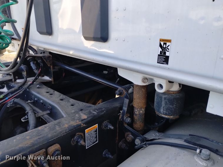 image for item DT2244 2016 Kenworth T680 semi truck