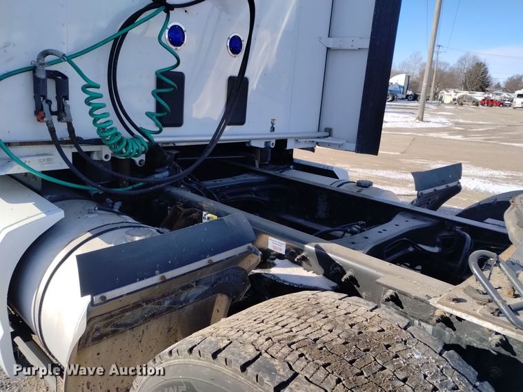 image for item DT2244 2016 Kenworth T680 semi truck