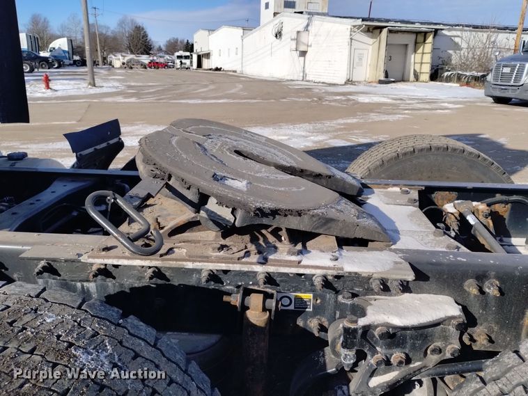 image for item DT2244 2016 Kenworth T680 semi truck