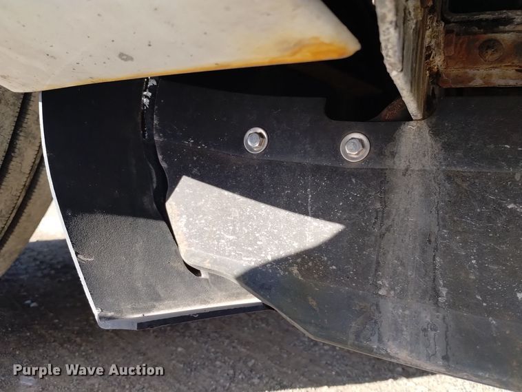 image for item DT2244 2016 Kenworth T680 semi truck