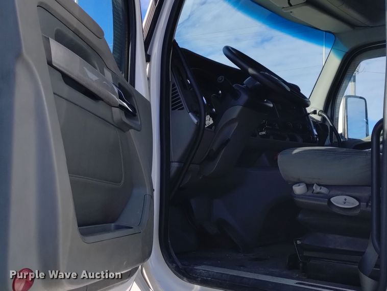 image for item DT2244 2016 Kenworth T680 semi truck