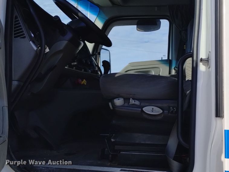 image for item DT2244 2016 Kenworth T680 semi truck