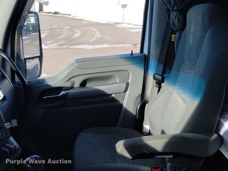 image for item DT2244 2016 Kenworth T680 semi truck