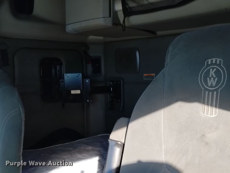 image for item DT2244 2016 Kenworth T680 semi truck