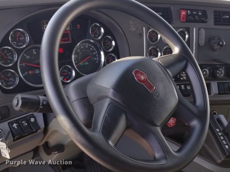 image for item DT2244 2016 Kenworth T680 semi truck