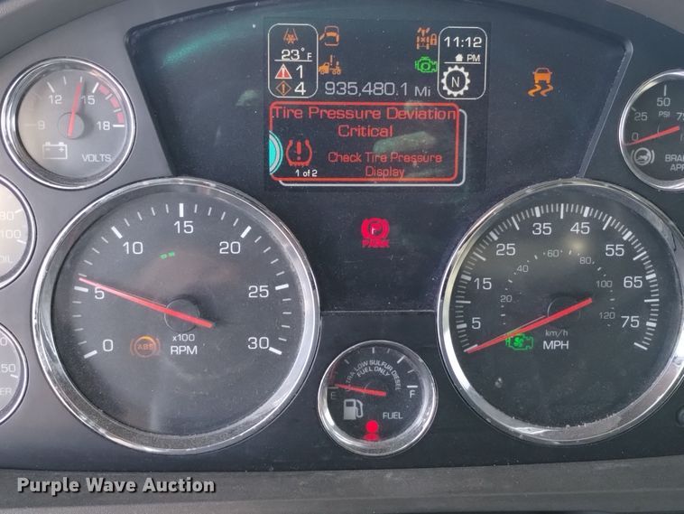 image for item DT2244 2016 Kenworth T680 semi truck