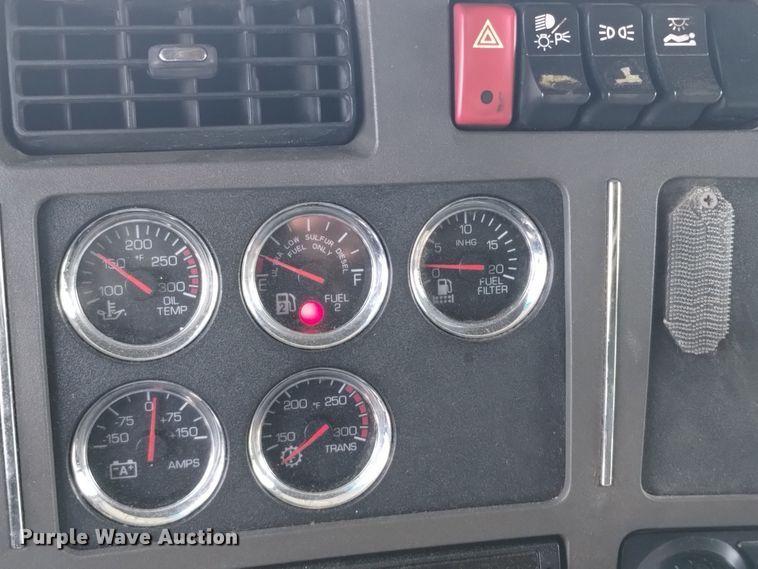 image for item DT2244 2016 Kenworth T680 semi truck