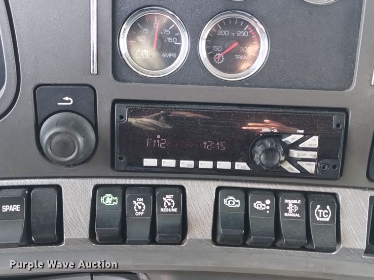 image for item DT2244 2016 Kenworth T680 semi truck