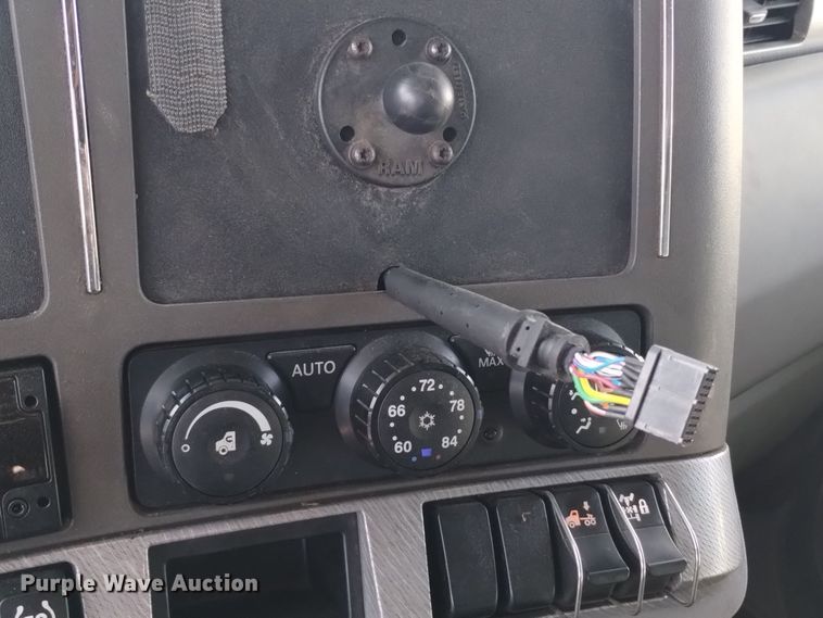 image for item DT2244 2016 Kenworth T680 semi truck