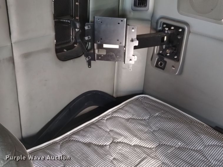 image for item DT2244 2016 Kenworth T680 semi truck