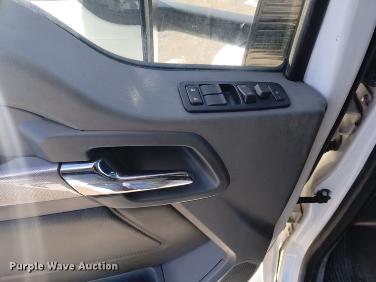 image for item DT2244 2016 Kenworth T680 semi truck