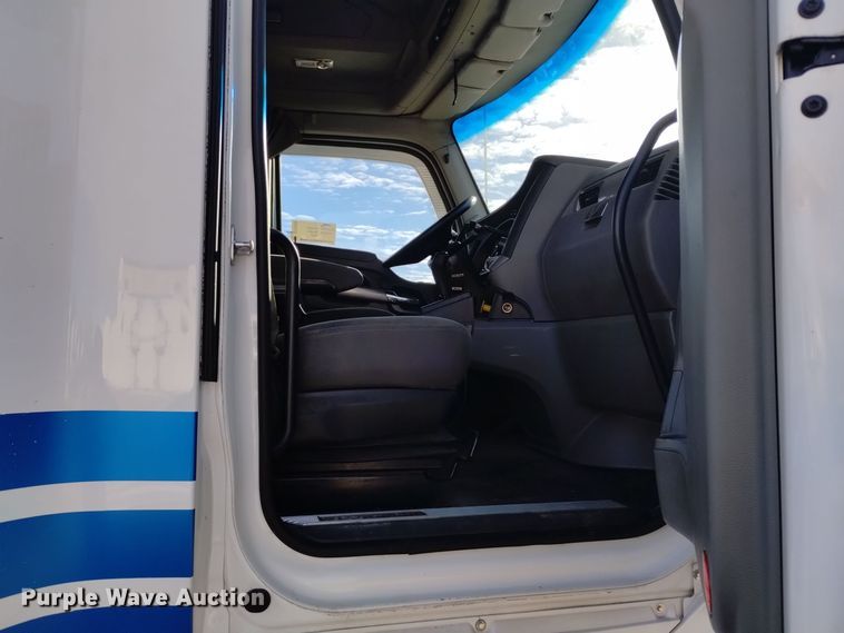 image for item DT2244 2016 Kenworth T680 semi truck