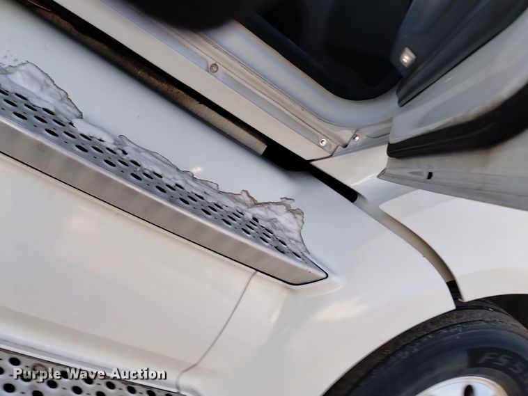 image for item DT2244 2016 Kenworth T680 semi truck