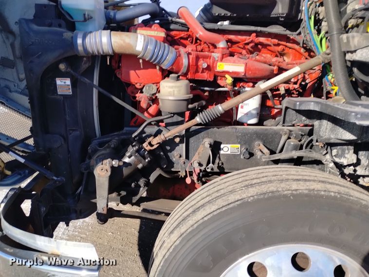 image for item DT2244 2016 Kenworth T680 semi truck