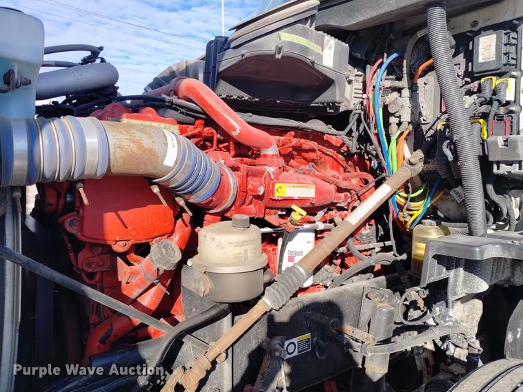 image for item DT2244 2016 Kenworth T680 semi truck