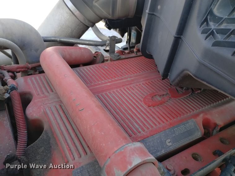 image for item DT2244 2016 Kenworth T680 semi truck