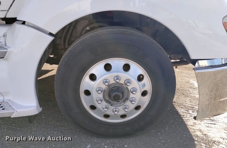 image for item DT2244 2016 Kenworth T680 semi truck