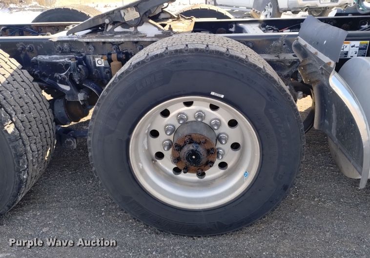 image for item DT2244 2016 Kenworth T680 semi truck