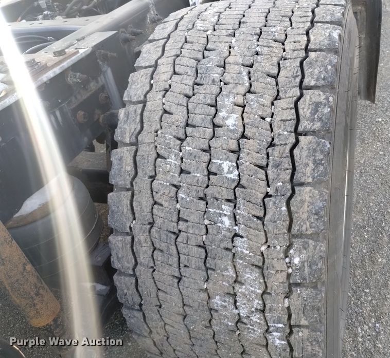 image for item DT2244 2016 Kenworth T680 semi truck