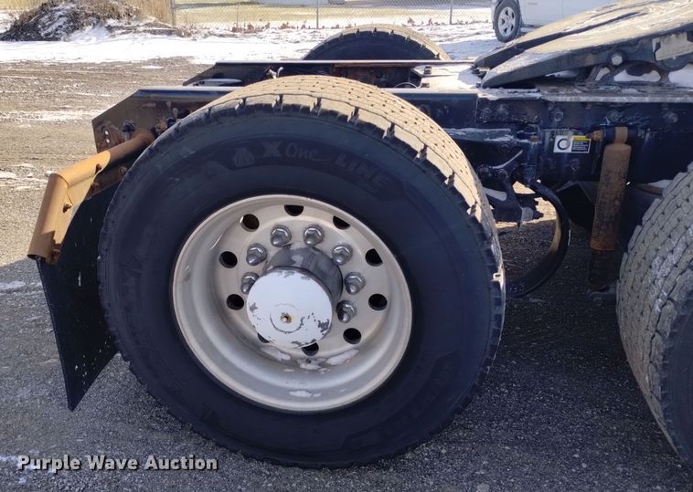 image for item DT2244 2016 Kenworth T680 semi truck