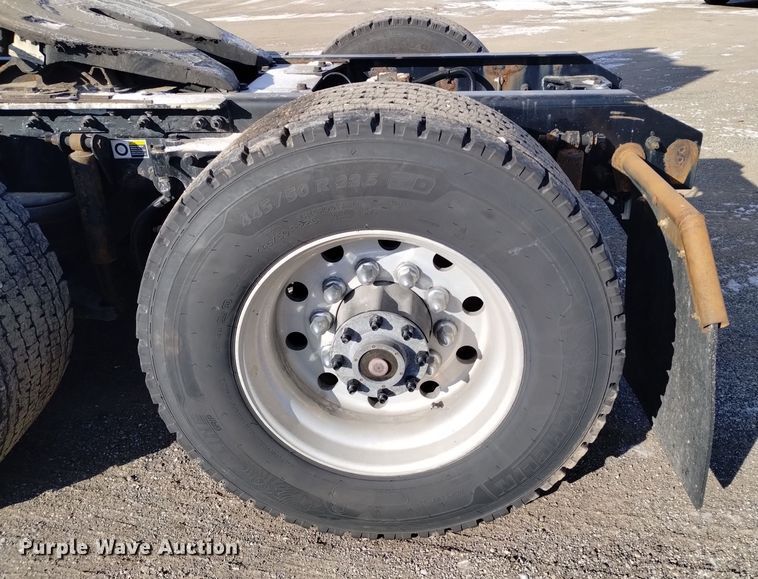 image for item DT2244 2016 Kenworth T680 semi truck