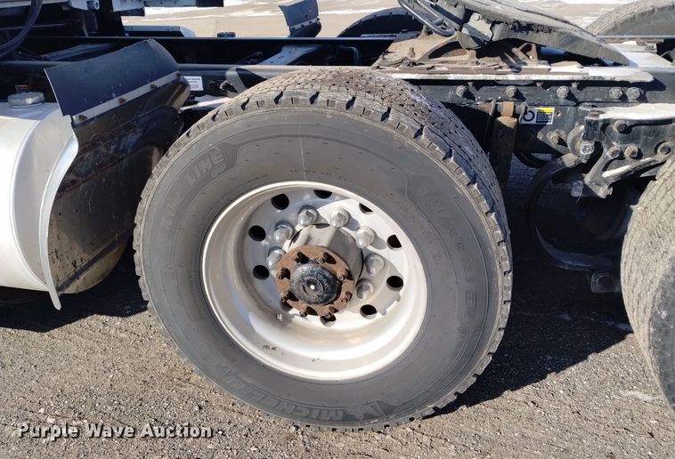 image for item DT2244 2016 Kenworth T680 semi truck