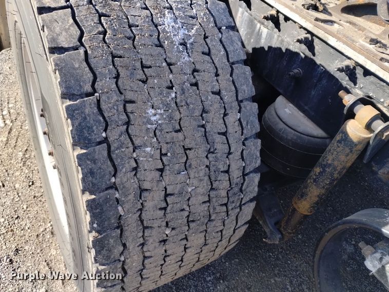 image for item DT2244 2016 Kenworth T680 semi truck