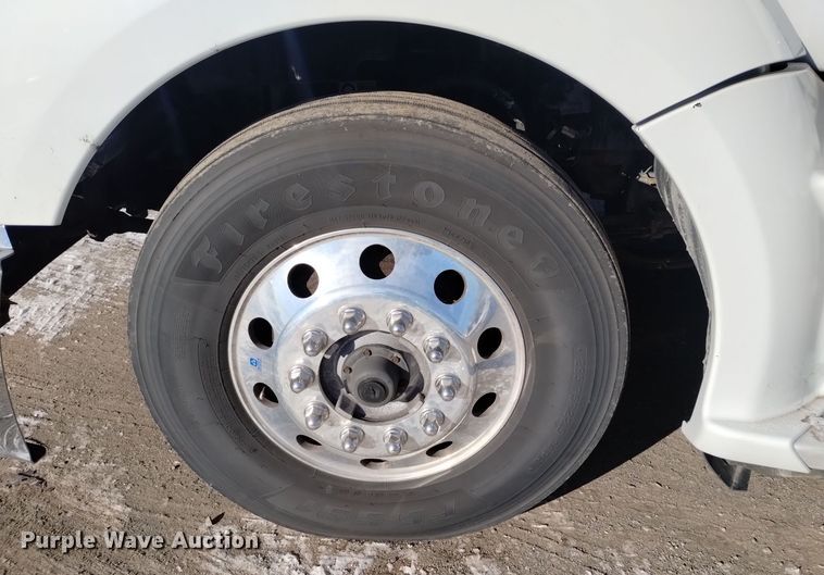 image for item DT2244 2016 Kenworth T680 semi truck