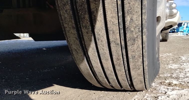 image for item DT2244 2016 Kenworth T680 semi truck