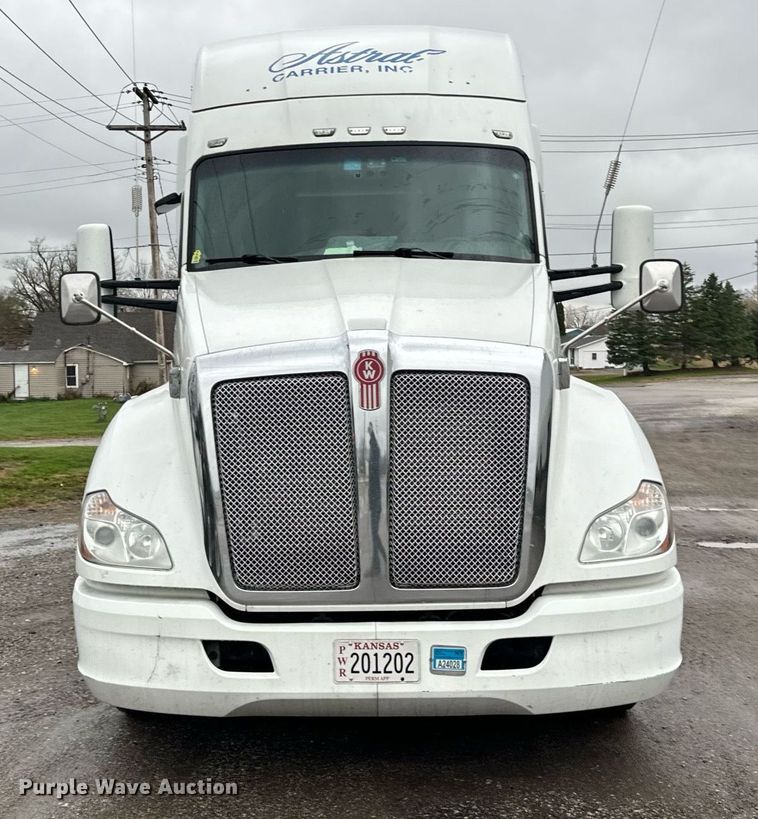 image for item DT2245 2016 Kenworth  T680 semi truck