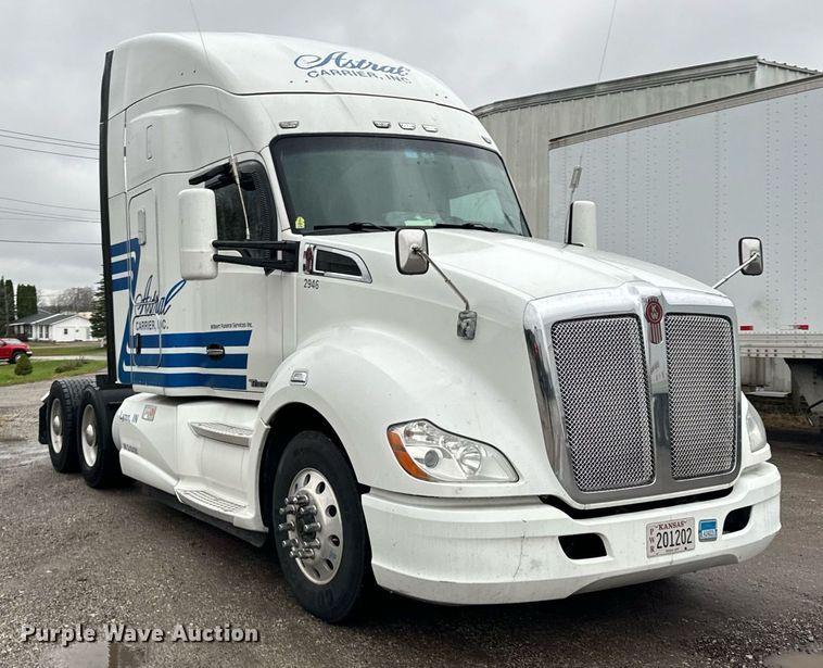 image for item DT2245 2016 Kenworth  T680 semi truck