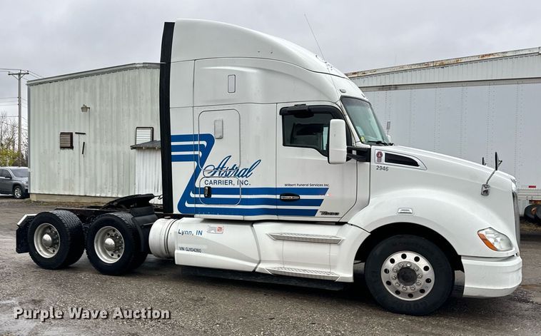image for item DT2245 2016 Kenworth  T680 semi truck