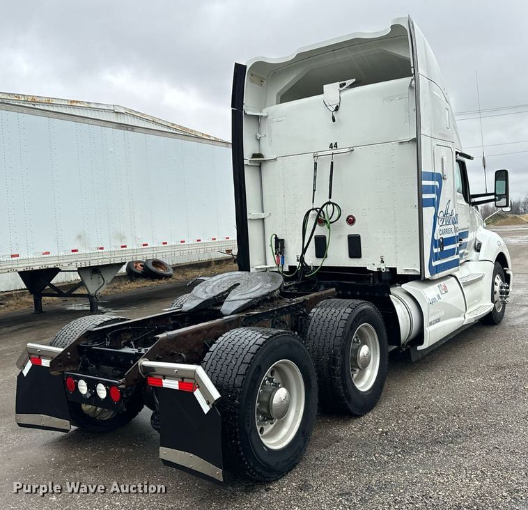 image for item DT2245 2016 Kenworth  T680 semi truck