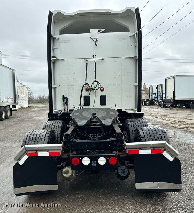 image for item DT2245 2016 Kenworth  T680 semi truck