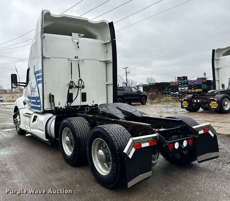 image for item DT2245 2016 Kenworth  T680 semi truck