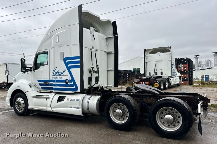 image for item DT2245 2016 Kenworth  T680 semi truck