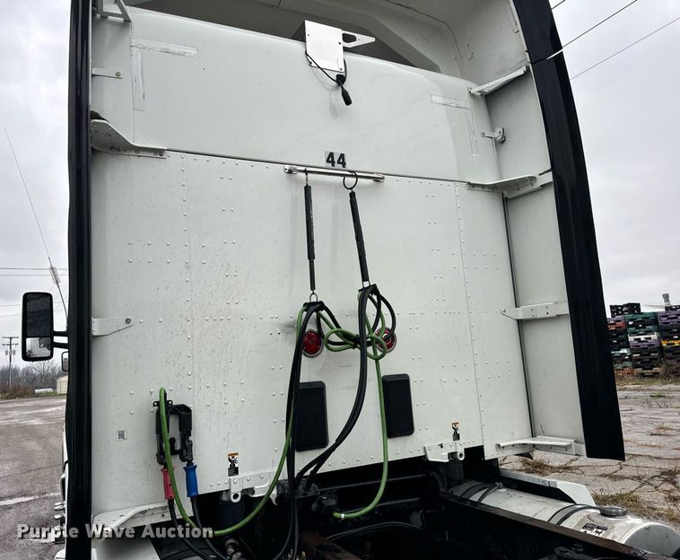 image for item DT2245 2016 Kenworth  T680 semi truck