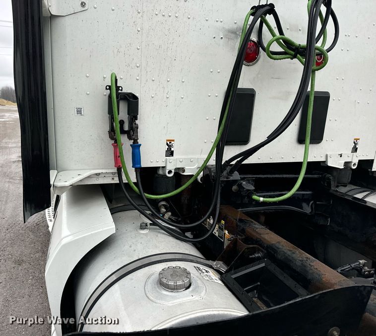 image for item DT2245 2016 Kenworth  T680 semi truck