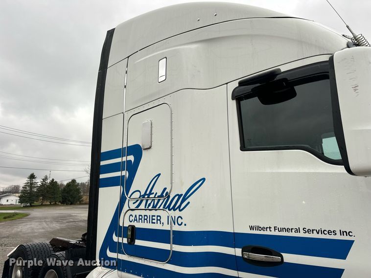 image for item DT2245 2016 Kenworth  T680 semi truck
