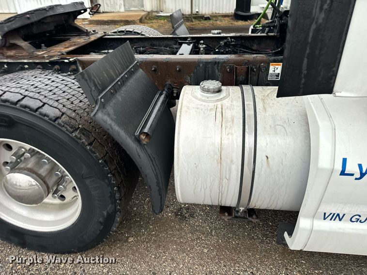 image for item DT2245 2016 Kenworth  T680 semi truck