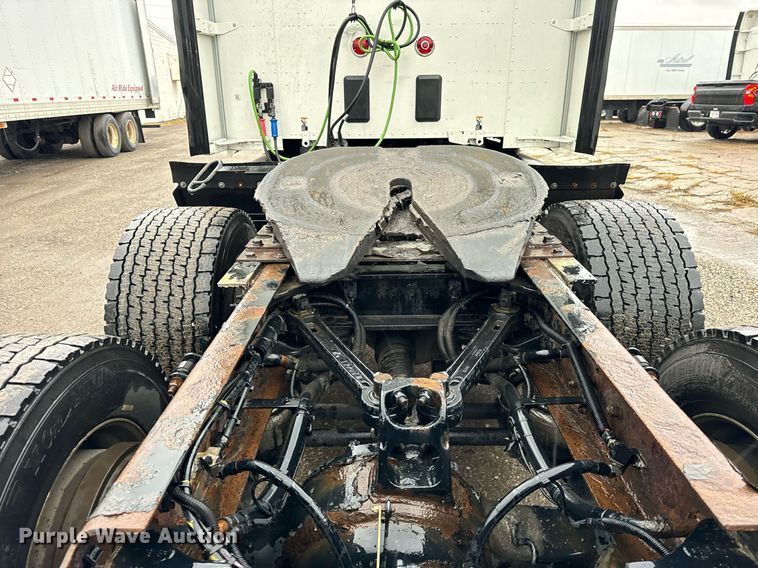 image for item DT2245 2016 Kenworth  T680 semi truck