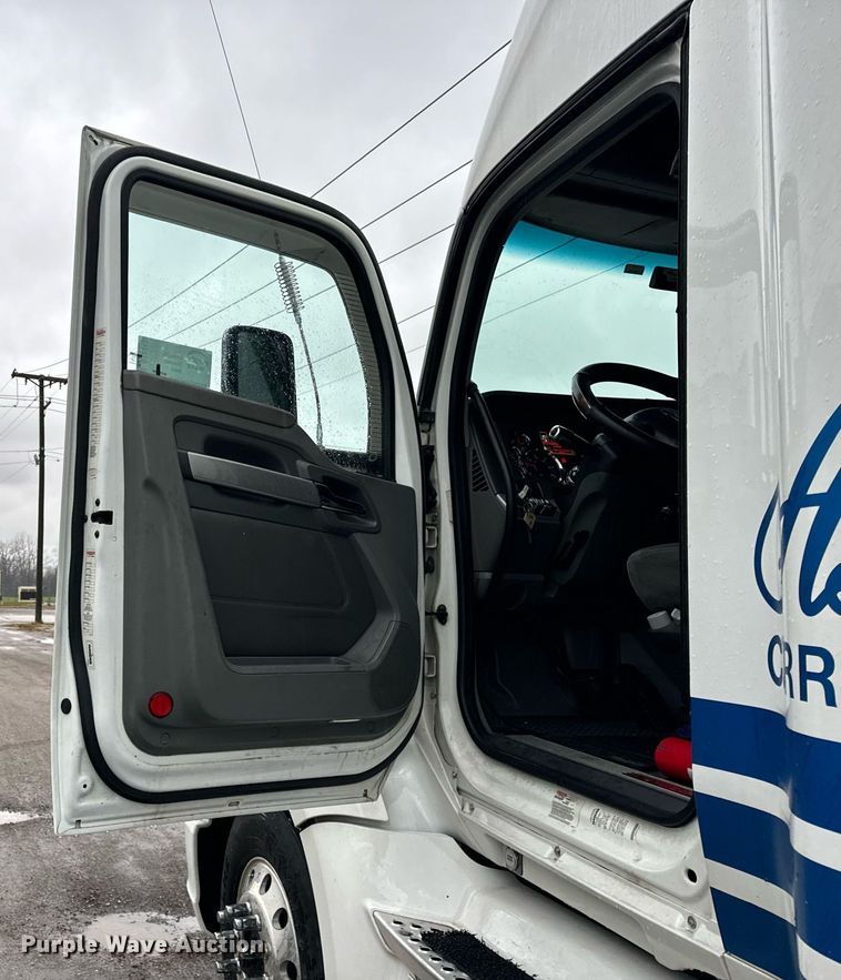 image for item DT2245 2016 Kenworth  T680 semi truck