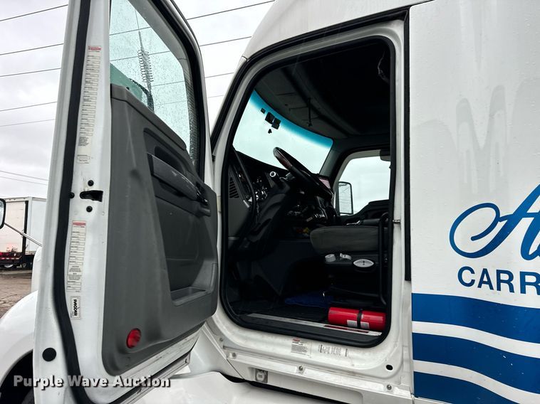 image for item DT2245 2016 Kenworth  T680 semi truck