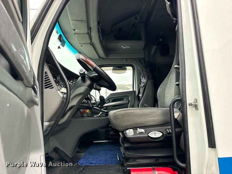 image for item DT2245 2016 Kenworth  T680 semi truck