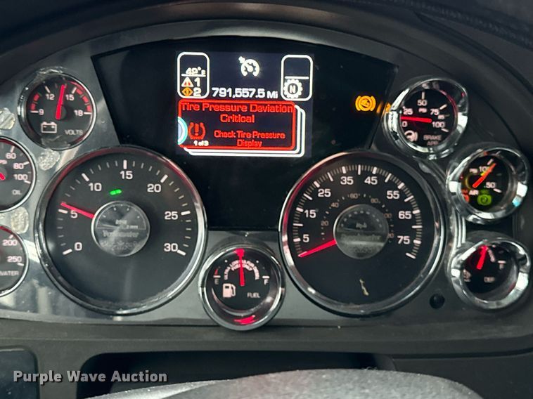 image for item DT2245 2016 Kenworth  T680 semi truck